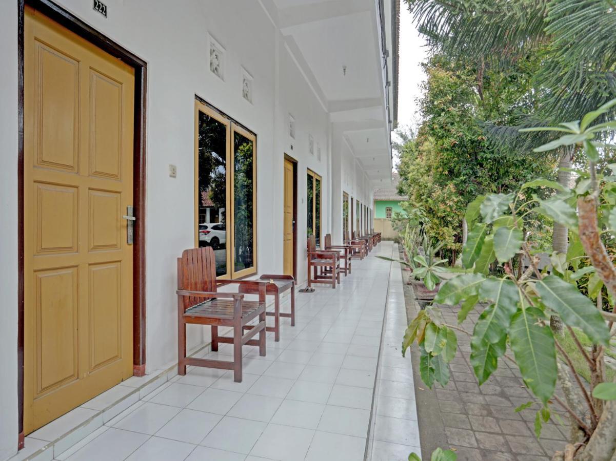 Oyo 3096 Hotel Dewi Warsiki Gilimanuk Buitenkant foto