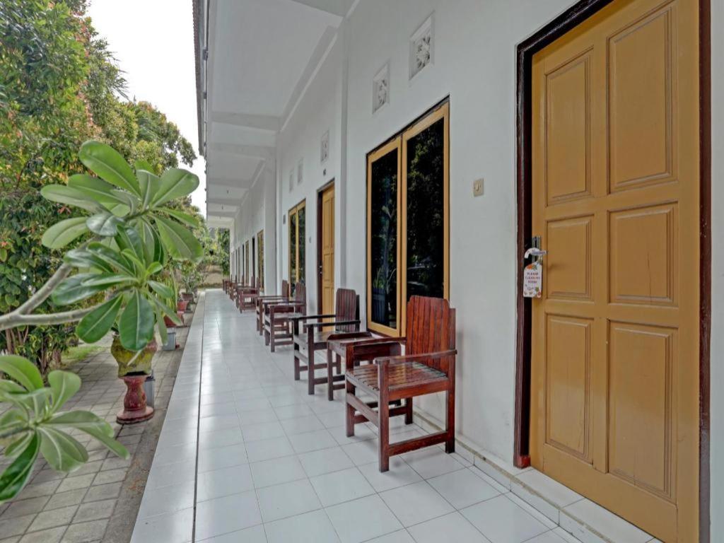 Oyo 3096 Hotel Dewi Warsiki Gilimanuk Buitenkant foto